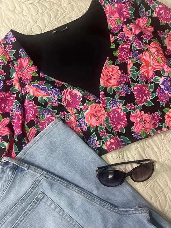 Zara Floral V-Neck Crop Top! With puff sleeves. Medium - Picture 6 of 6